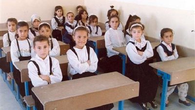 الحكومة تنفي حرمان الطفل الثالث للأسرة من مجانية التعليم