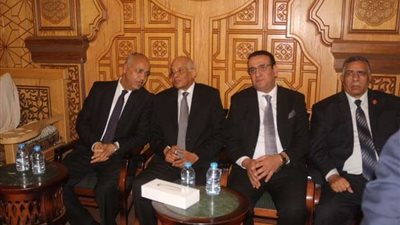 كبار قيادات الدولة وأعضاء حزب الحرية المصرى فى عزاء نائب رئيس الحزب