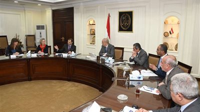 وزير الإسكان يلتقي وفد البنك الأوروبي لبحث أوجه التعاون بين الجانبين