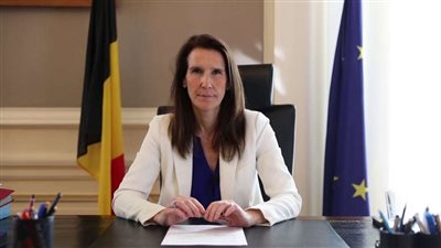قصة تنحي وزيرة الخارجية البلجيكية عن منصبها بسبب زوجها