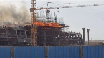بدأ عمليات التبريد لحريق مستشفى تحت الإنشاء بأكتوبر