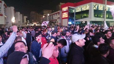 جماهير الزمالك تحتفل بالسوبر الأفريقي أمام مقر النادي (صور)