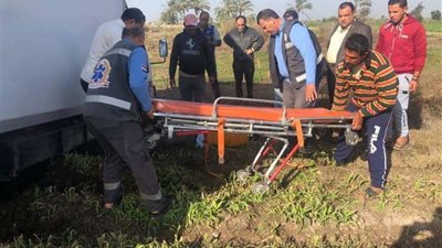 مصرع وإصابة 5 أشخاص من أسرة واحدة في حادث انقلاب سيارة بالواحات