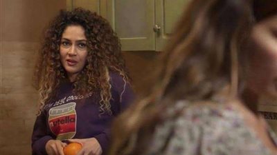 ترك عزة المنزل وقلق دينا الشربيني من القبض عليها في أحداث الحلقة 19 مسلسل المشوار