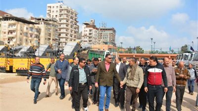 محافظ الدقهلية يعطي إشارة البدء لتوزيع معدات النظافة في احتفالات العيد القومي