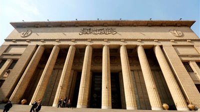 خلال ساعات.. محاكمة فتاة وعاطلين بتهمة ابتزاز شاب بنشر صور فاضحة له بالقاهرة