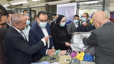 مدبولي: الشركة تنتج 5 آلاف بدلة يوميا لعملائها من كبري بيوت الازياء العالمية