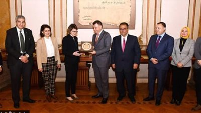 رئيس جامعة عين شمس يبحث التبادل الطلاب واستحداث الدرجات العلمية مع وفد أيرلندي