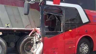 ذهبوا لأداء العمرة..  مصرع 8 معتمرين وإصابة 43 آخرين في حادث تصادم بالمدينة المنورة