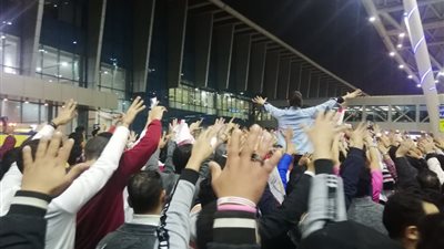 جماهير الزمالك تستقبل الفريق في مطار القاهرة بعد التتويج بالسوبر الإفريقي (صور)
