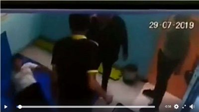 بالفيديو.. شاهد تعذيب طفل من ذوي الاحتياجات الخاصة على يد مُعلمة بالمنصورة