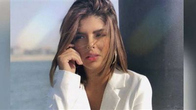 بالفيديو.. مذيعة mbc تصدم متابعيها بحلق شعرها لنفسها