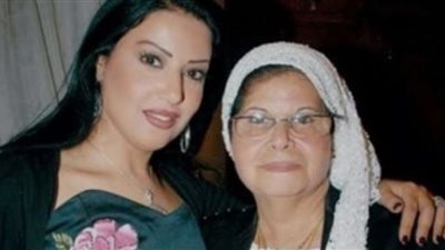 فيفي عبده تقدم تعزيها للفنانه سمية الخشاب فى وفاة والدتها