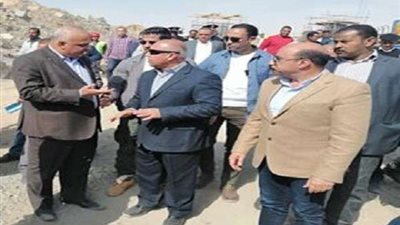 نائب أسوان يلتقي بوزير النقل لوضع خطة عاجلة لرصف الطريق الصحراوي