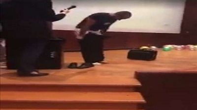 فيديو| دكتور جامعي يخلع ملابسه أمام الطلاب بالمنصورة.. ويعلق: 