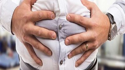 أبرزها ابتلاع الهواء.. أسباب وعلاج انتفاخ البطن