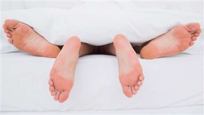 برفقة عشيقها.. زوج يذهب للصلاة ليتفاجأ بزوجته تمارس الرذيلة