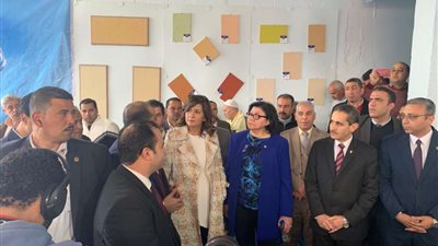 وزيرة الهجرة تزور عدد من شركات الدهانات بقرية الفرستق بالغربية