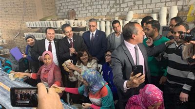 في لقطة إنسانية.. وزيرة الهجرة تلمّع الخزف مع فتيات مصنع في الغربية