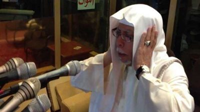 مؤذن الحرم المكي يقطع أذان العشاء.. والسبب مفاجأة