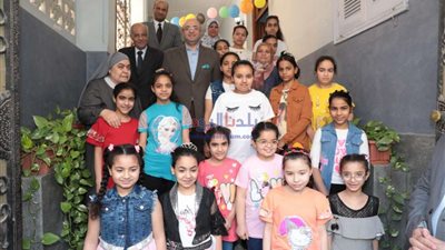محافظ بني سويف يشارك الأطفال فرحتهم بعيد القيامة المجيد