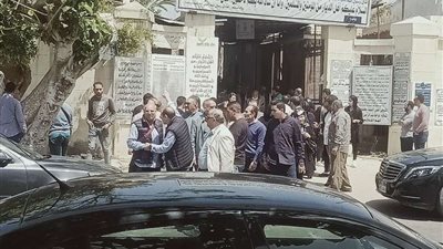 بكاء وحزن شديد عقب تشييع جسمان والدة الفنانة سمية الخشاب (صور)