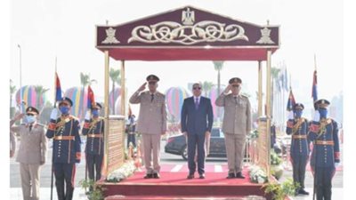 الرئيس السيسي يضع أكاليل الزهور على النصب التذكارى لشهداء القوات المسلحة