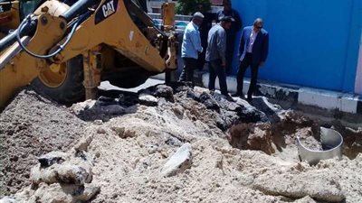 محافظ قنا يكلف بمتابعة  أعمال إصلاح الكسر المفاجئ بخط طرد صرف صحي المعنا