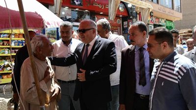 سيرًا على الأقدام.. محافظ قنا يجرى جولة ميدانية بمدينة قفط ويفاجئ أسواق بيع السلع الغذائية