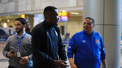 لاعبو الأهلي يتوافدون إلى مطار القاهرة استعدادًا للسفر للإمارات