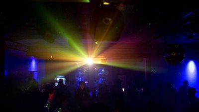 بالفيديو| حضرة إسلامية في ملهى ليلي.. وإعلامية تعلق