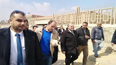 نائب محافظ الجيزة يتفقد أعمال رصف الطرق بالصف