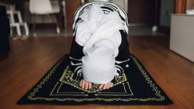 هل يجوز للمرأة الصلاة ببنطلون واسع؟.. لجنة الفتوى ترد