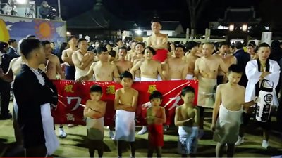 رغم كورونا والبرد القارس.. شاهد| انطلاق مهرجان للعراة في اليابان