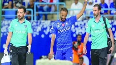 شاهد.. اعتذار لاعب شباب أهلي دبي لـ عبد الله عطيف (فيديو)