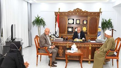 لبحث شكواهم .. محافظ قنا يواصل استقبال المواطنين