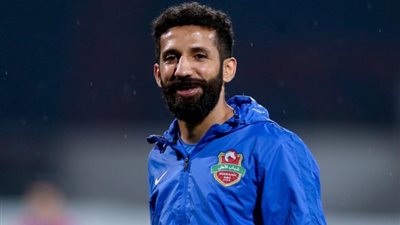 لاعب شباب أهلي دبي يهنئ الهلال بعد الفوز
