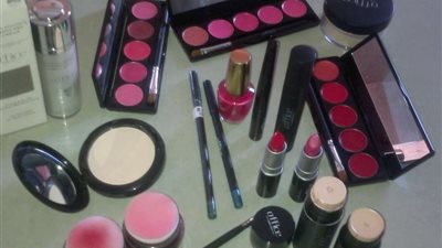 ضبط محاولة تهريب كمية مستحضرات تجميل مخالفة للقانون