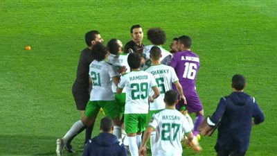 لاعبو وجهاز المصري يعتدون على حكم المباراة بعد تأهل نهضة بركان لنصف نهائي الكونفدرالية