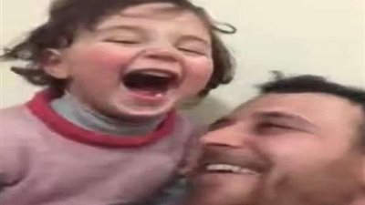 في مشهد مؤثر.. أب سوري يحمي ابنته من القذائف بـ