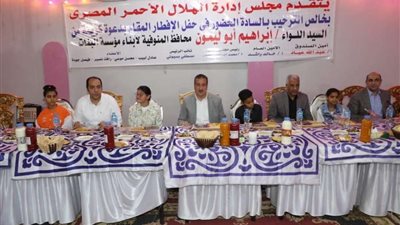 أبو ليمون.. يوزع الهدايا على أبنائه وإحدى الفتيات تهديه 