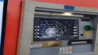 بالصور.. تكسير الصرافات البنكية في السعودية