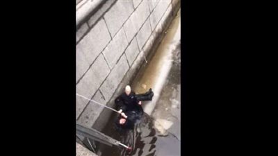 بقفزة مفاجئة.. شرطي ينقذ مواطنًا من الموت 