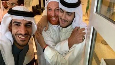 بعد 20 سنة اختطاف.. شاهد لحظة لقاء سعودي بابنة 