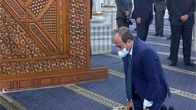 الرئيس السيسي  يتفقد المقتنيات التاريخية بمسجد الحسين .. فيديو