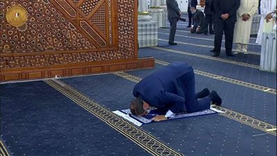 بعد تطويره .. الرئيس السيسي يفتتح مسجد الإمام الحسين