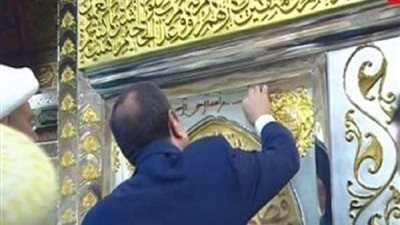 منها السيف والقميص والمكحلة.. شاهد لأول مرة مقتنيات الرسول في مسجد الحسين | فيديو