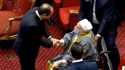 فى احتفالية ليلة القدر .. الرئيس السيسى يصافح الدكتورعمر هاشم ويقبل رأسه