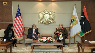 السفير الأمريكي يبحث مع حفتر التوصل إلى تسوية بالأزمة الليبية