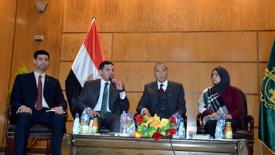 محافظ القليوبية والرئيس التنفيذي للهيئة العامة للاستثمار يعقدان اجتماعًا بمستثمري المحافظة